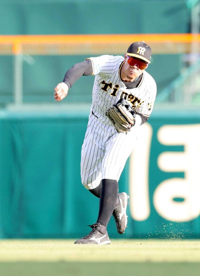 　延長１０回、石橋の打球を右翼手・佐藤輝が好返球する（撮影・坂部計介）