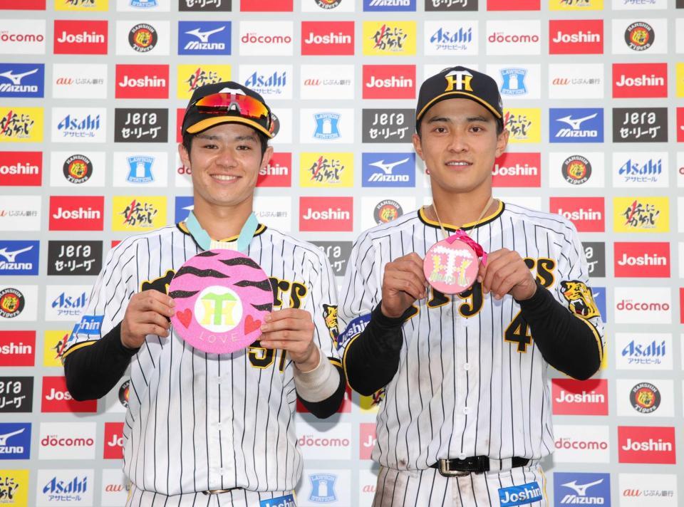 　ヒーローインタビューで笑顔を見せる中野（左）と熊谷