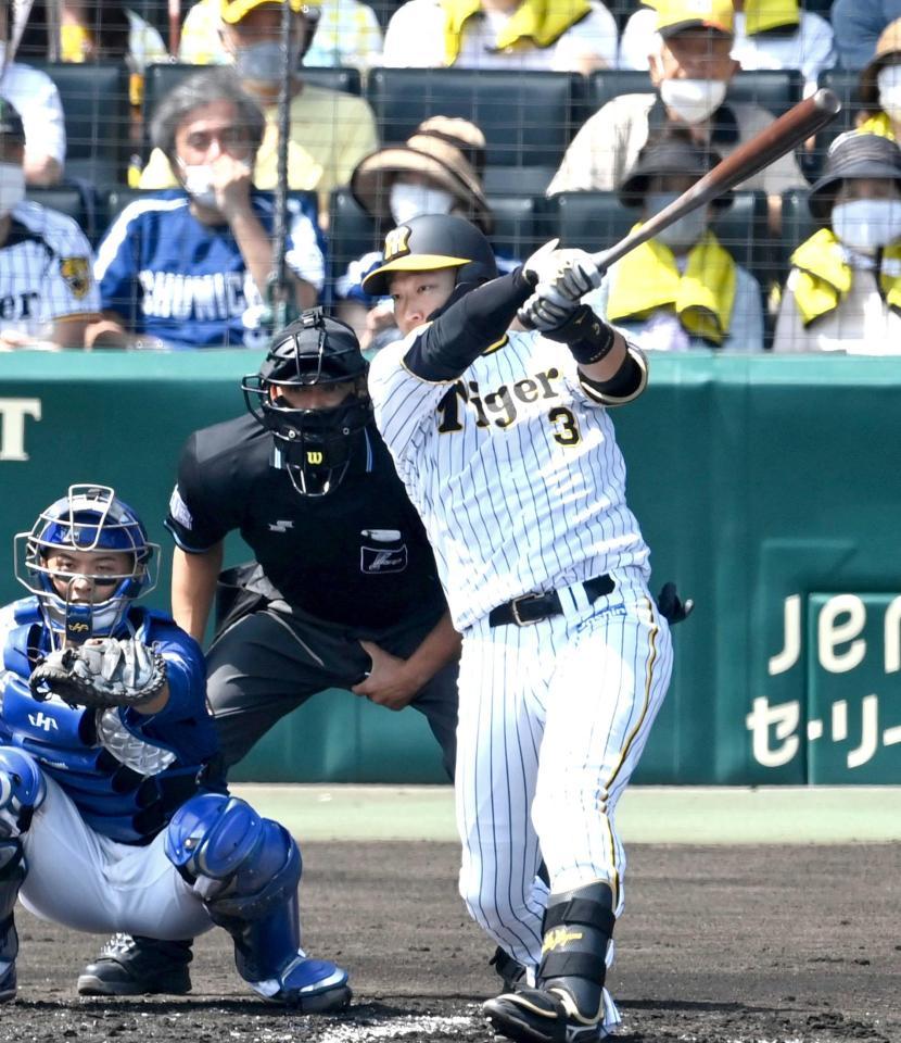 　１回、右前に２点適時打を放つ大山（撮影・飯室逸平）