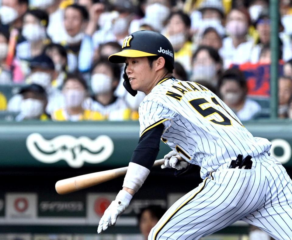 　８回、中野は左前に同点２点適時打を放つ（撮影・山口登）