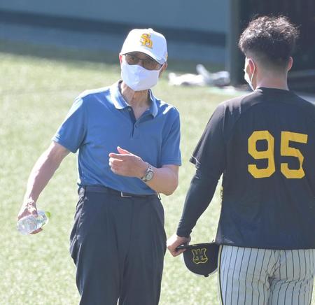 　試合前、片山（右）にアドバイスを送るソフトバンク・王会長（撮影・高部洋祐）