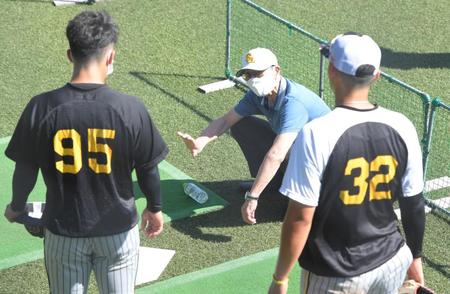 　試合前、片山（左）と井上（右）にアドバイスするソフトバンク・王会長（撮影・高部洋祐）