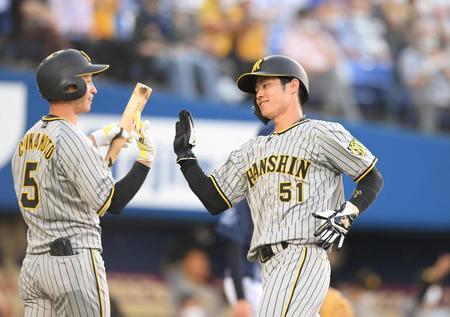 　１回、先制のホームを踏んだ中野（右）＝撮影・堀内翔