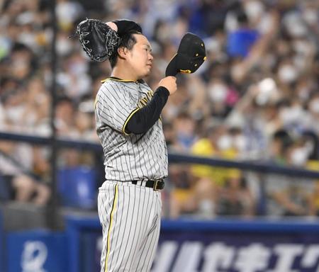 　６回、大和に適時打を打たれて汗を拭う西勇（撮影・堀内翔）