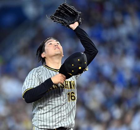 　３回、同点に追いつかれた西勇は天を仰ぎながらベンチへ戻る（撮影・田中太一）