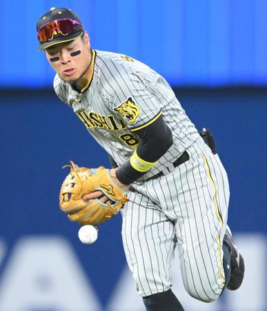 　４回、牧の打球をファンブルする佐藤輝（撮影・堀内翔）