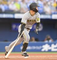 　１回、中野が右中間に二塁打を放つ（撮影・堀内翔）
