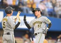 　１回、先制のホームを踏んだ中野（右）＝撮影・堀内翔