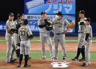 　６回途中、降板となった西勇（撮影・佐々木彰尚）