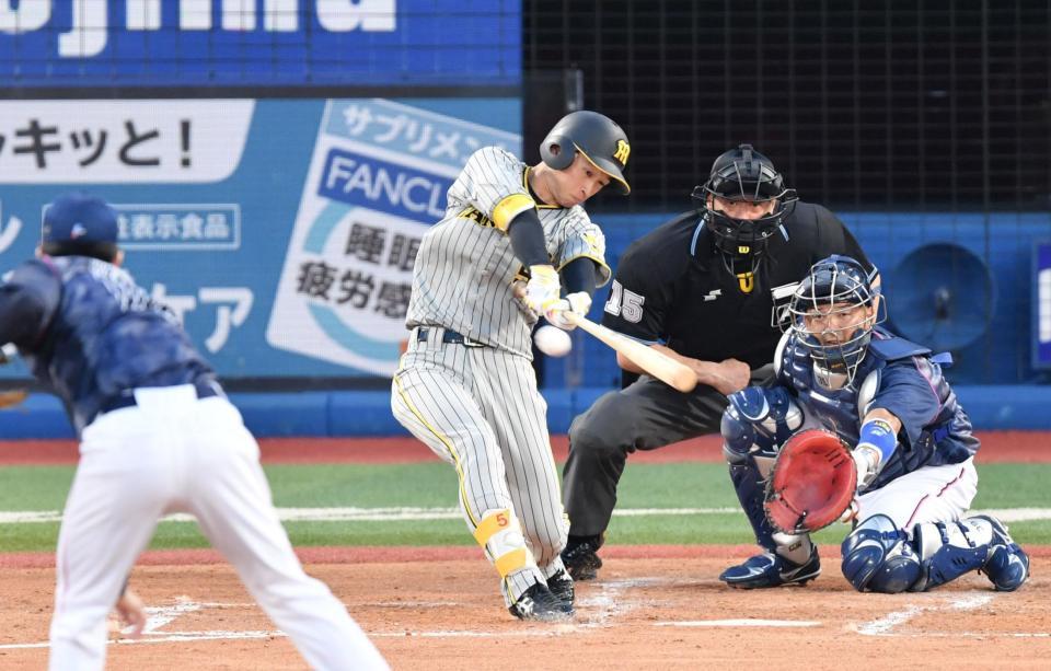 　３回、近本は右前打を放つ（撮影・佐々木彰尚）