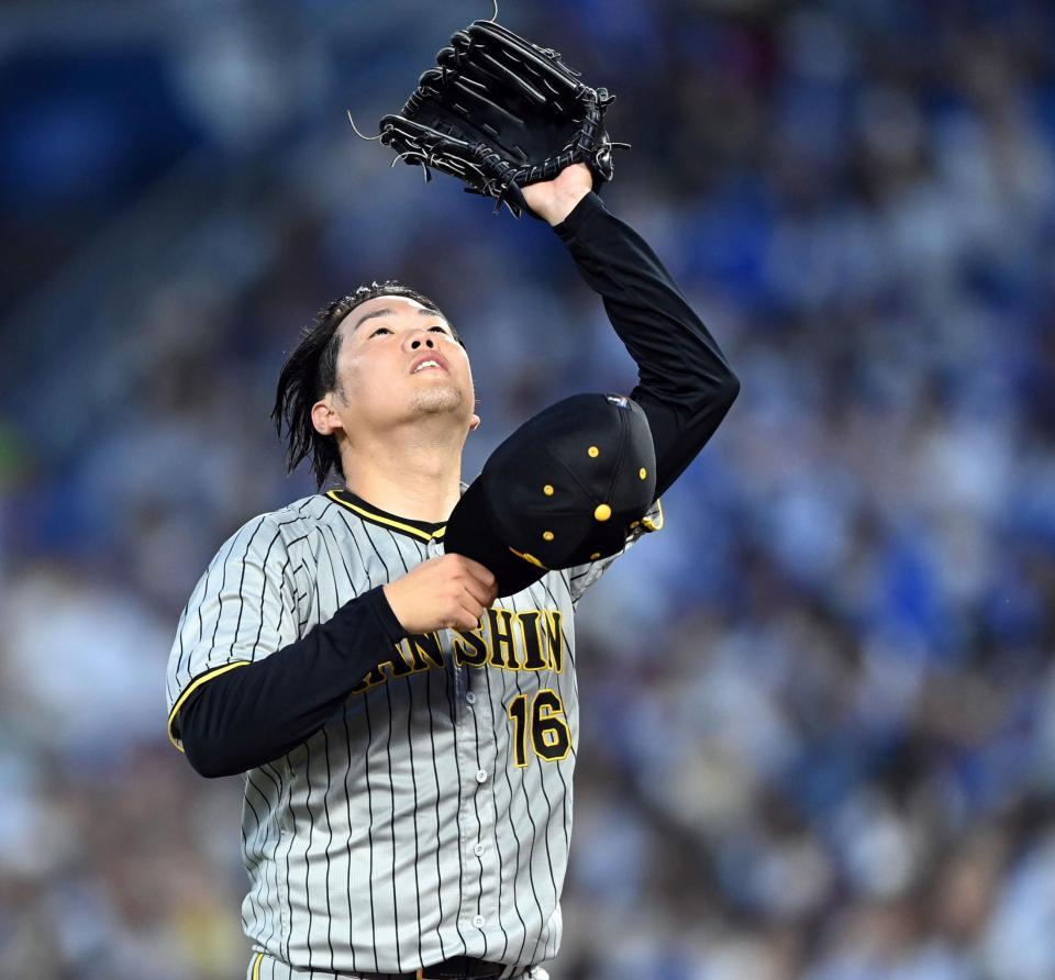 　３回、同点に追いつかれた西勇は天を仰ぎながらベンチへ戻る（撮影・田中太一）