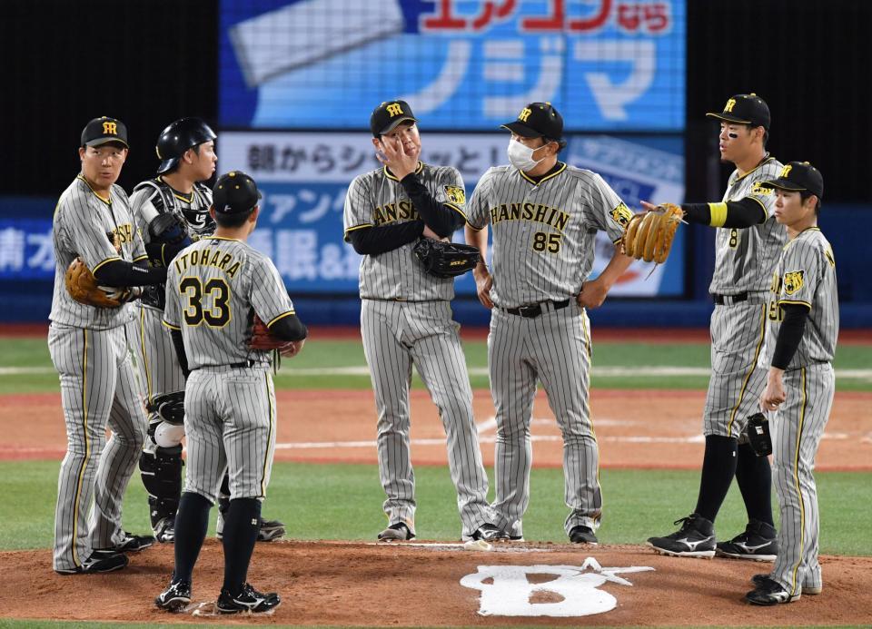 　６回途中、降板となった西勇（撮影・佐々木彰尚）