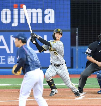 　１回、中野は二塁打を放つ（撮影・佐々木彰尚）