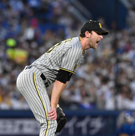 　３回、一塁に暴投して悔しがるガンケル（撮影・堀内翔）