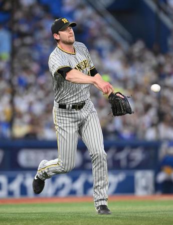 　３回、一塁に暴投するガンケル（撮影・堀内翔）