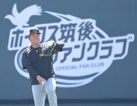 　試合前、笑顔でキャッチボールする村上（撮影・高部洋祐）