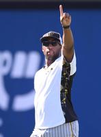 　試合前にポーズを決めるロハス（撮影・堀内翔）