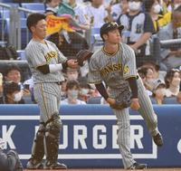 　試合前にキャッチボールをする近本。左は長坂（撮影・堀内翔）