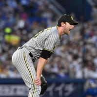 　３回、一塁に暴投して悔しがるガンケル（撮影・堀内翔）