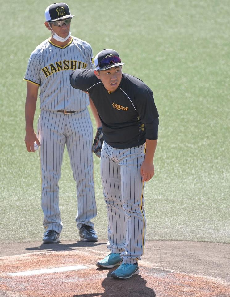 　マウンドを確認する桐敷（撮影・高部洋祐）