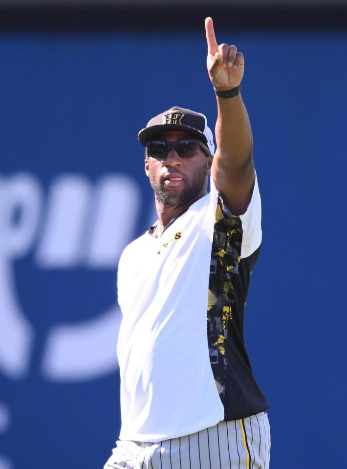 　試合前にポーズを決めるロハス（撮影・堀内翔）