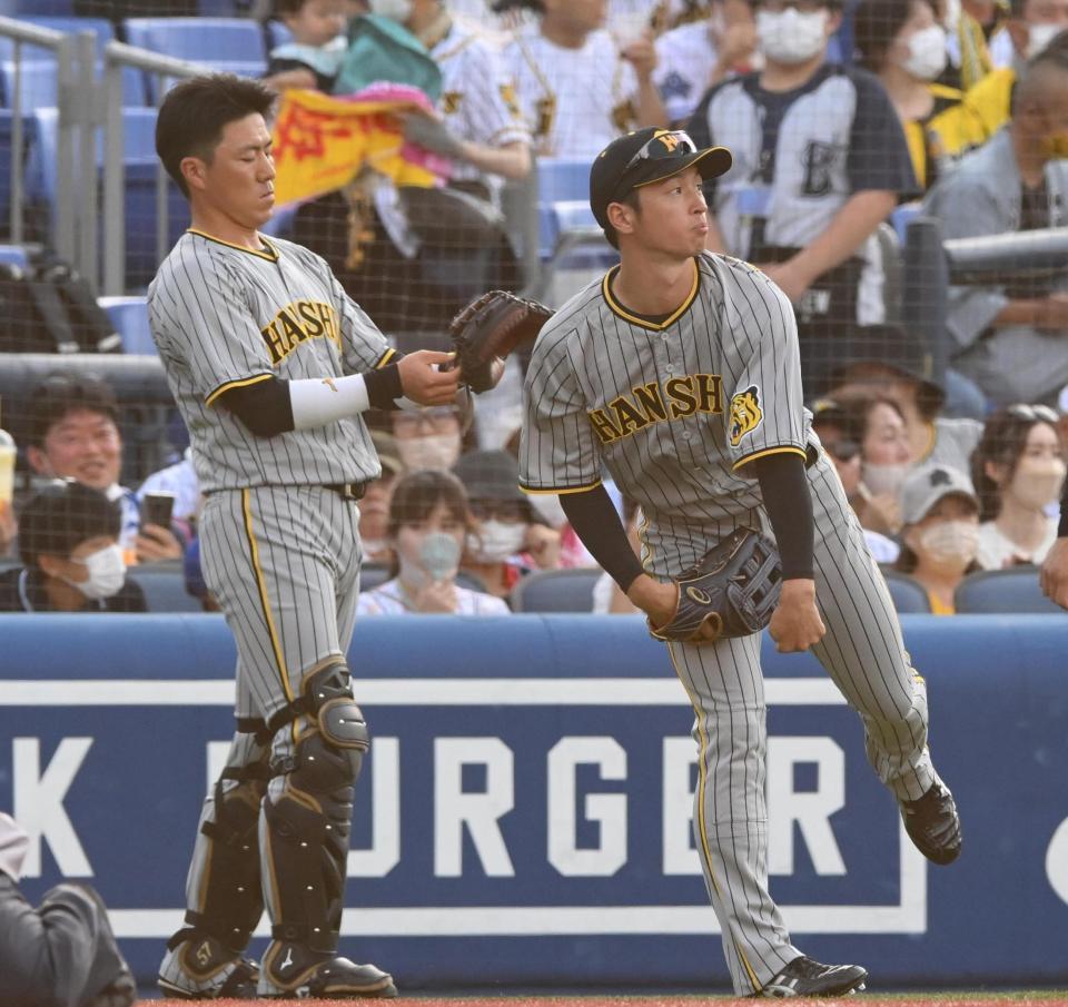 　試合前にキャッチボールをする近本。左は長坂（撮影・堀内翔）