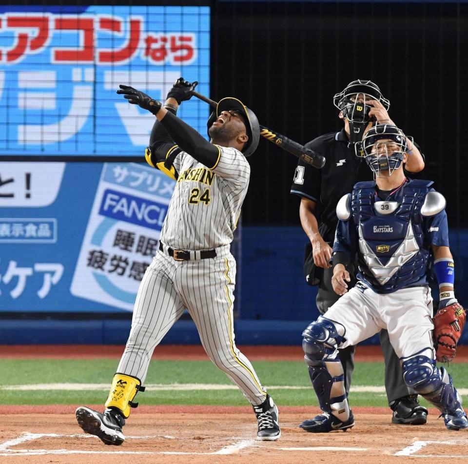 　６回、代打・ロハスは遊飛に倒れる（撮影・佐々木彰尚）