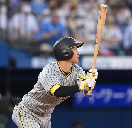 　３回、中前打を放つ近本（撮影・堀内翔）　