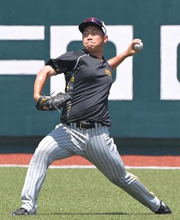 　試合前、キャッチボールをする桐敷（撮影・高部洋祐）