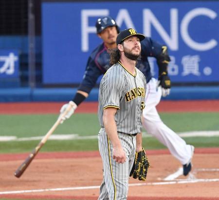 　１回、宮崎に左中間２点適時二塁打を浴びたウィルカーソン（撮影・佐々木彰尚）