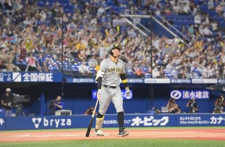 　７回、同点のソロを放つ佐藤輝（撮影・堀内翔）