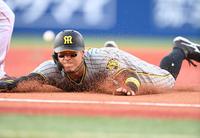 　１回、先制打を放った佐藤輝は二盗を決め、悪送球の間に三塁にヘッドスライディング（撮影・田中太一）