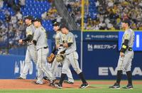 　９回、サヨナラ負けを喫して肩を落とす岩崎（左端）、佐藤輝（右端）阪神ナイン（撮影・堀内翔）