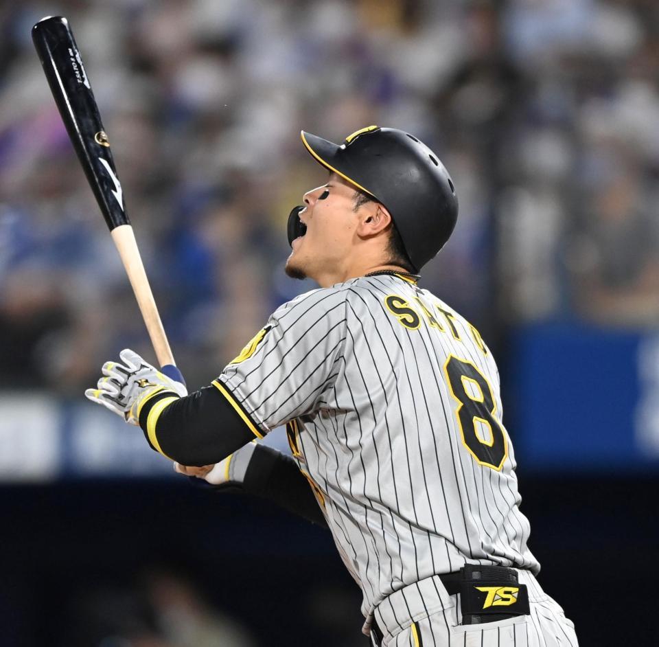 　８回、左飛に倒れ、悔しがる佐藤輝（撮影・田中太一）