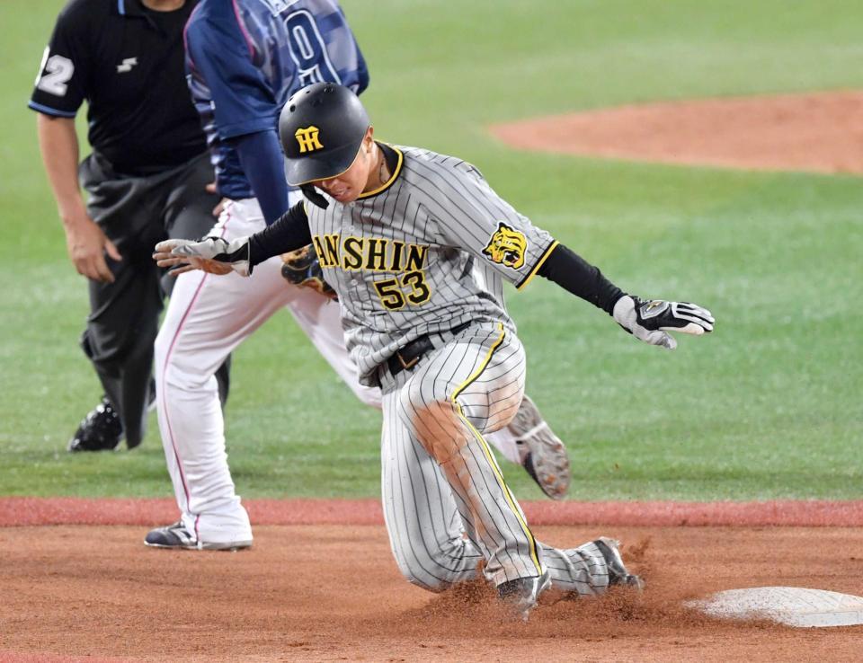 　７回、打者・近本の時に二盗を決める島田（撮影・佐々木彰尚）