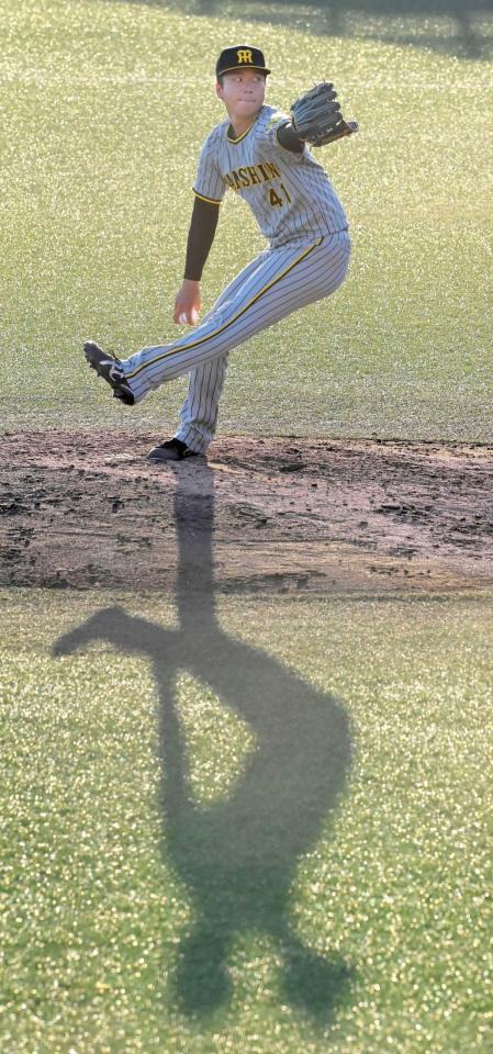 　強烈な西日を浴びながら力投する村上（撮影・高部洋祐）