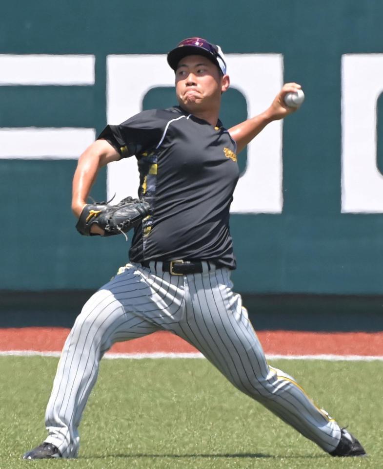 　試合前、キャッチボールをする桐敷（撮影・高部洋祐）