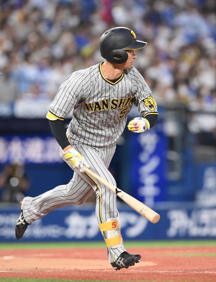 　３回、近本が中前打を放つ（撮影・堀内翔）