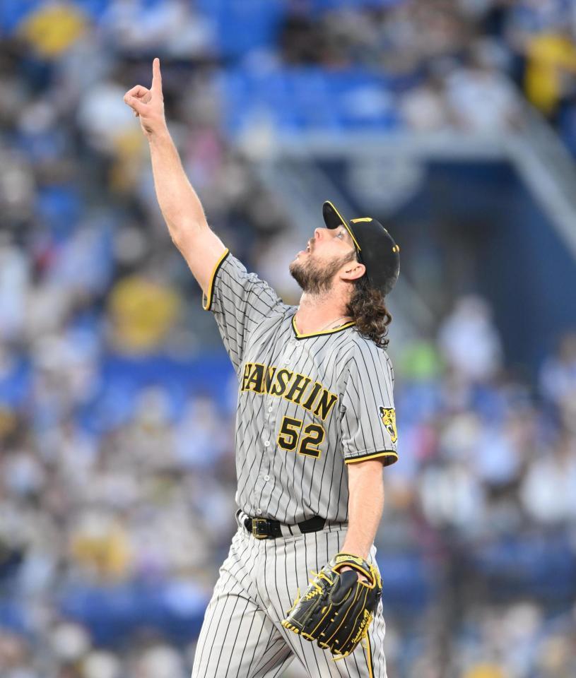 　２回、打球の方向を指さすウィルカーソン（撮影・堀内翔）