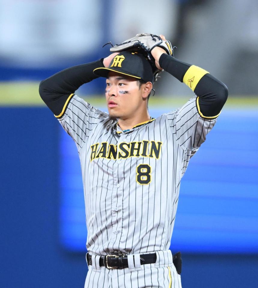 　９回、サヨナラ負けとなり頭を抱える佐藤輝（撮影・堀内翔）