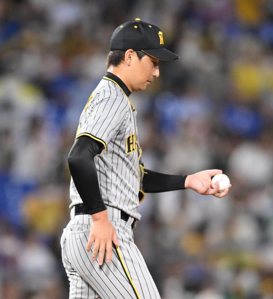 　９回、同点となり肩を落とす岩崎（撮影・堀内翔）