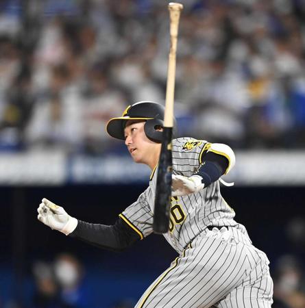 　６回、左線へ二塁打を放つ山本（撮影・田中太一）