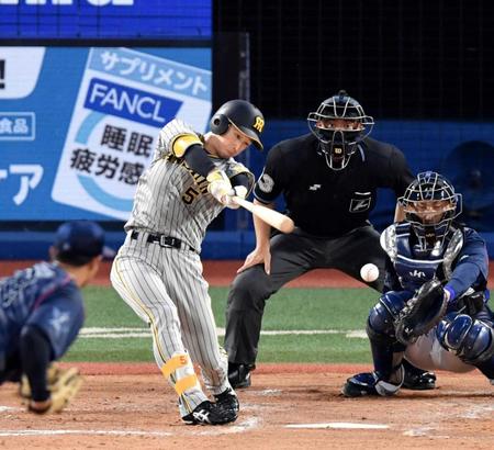 　３回、中前打を放つ近本（撮影・佐々木彰尚）