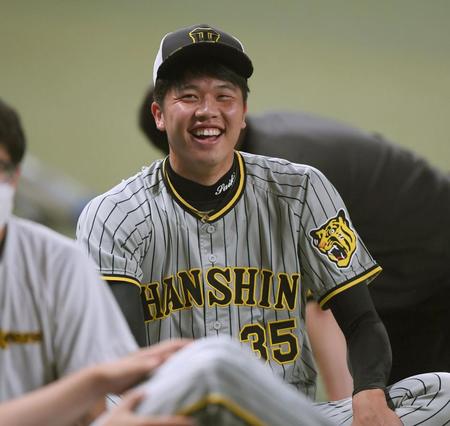 　１軍に合流し笑顔を見せる才木（撮影・田中太一）