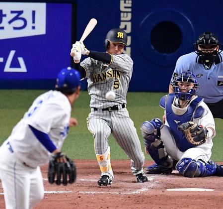 　４回、近本は中前打を放つ（撮影・山口登）