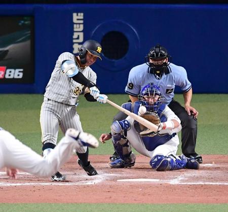 　８回、糸原は中前に同点適時打を放つ（撮影・山口登）