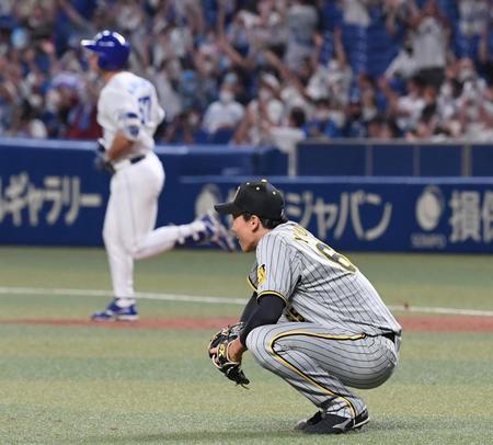 　８回、Ａ・マルティネス（左奥）に勝ち越し２ランを許し、座り込む湯浅（撮影・田中太一）