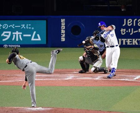 　８回、Ａ・マルティネスは左越えに勝ち越し２ランを放つ（撮影・山口登）