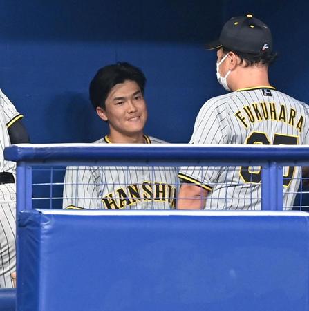 　ベンチに戻っても悔しさをにじませる湯浅（撮影・飯室逸平）