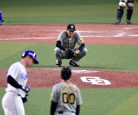 　８回、湯浅はＡ・マルティネスに勝ち越し２ランを許し、マウンドにしゃがみ込む（撮影・山口登）